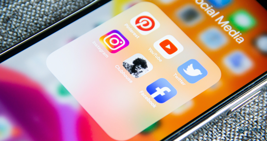 Social Media Apps onthe mobile screen
